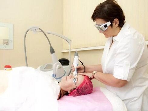 Kosmetička provádí proceduru omlazení laserem